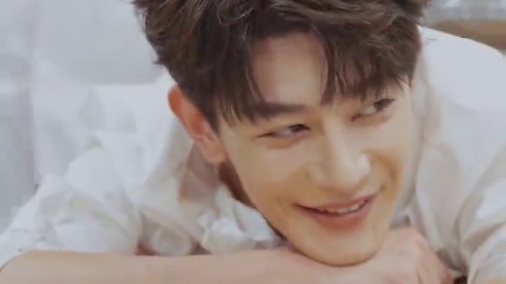 前一轮在敖子逸做热敏灸时夏之光还起哄“最后一排下去”，没想到轮到自己了竟然真的被放了一排督灸筒在背上