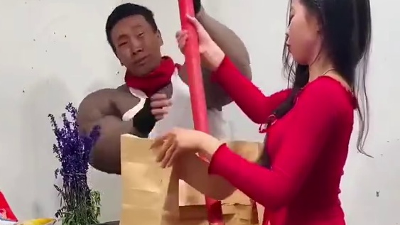 两个人合作整蛊男人#看一遍笑一遍 #笑到肚子疼 #搞笑#搞笑视频#搞笑配音