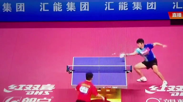 原来和樊振东打比赛追星才是主题，赛后的小胖必定成为众人合影打卡地，优秀的人从来不缺欣赏者。#识货种草