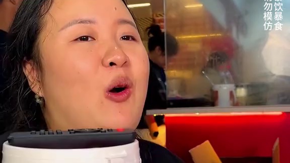 长得像金晨的蓝眼美女，居然说跟丹妮一样能吃辣，这加麻加辣看着都流口水！#美食 #挑战 #吃面 #妈呀