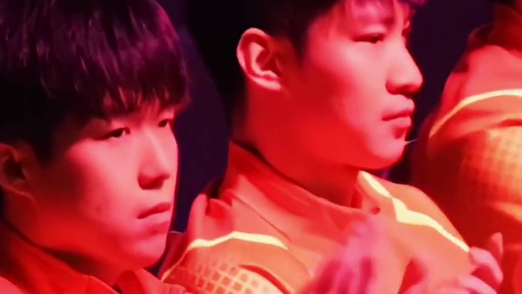 王楚钦吃上薛飞给的糖果，场下一直为林诗栋鼓掌