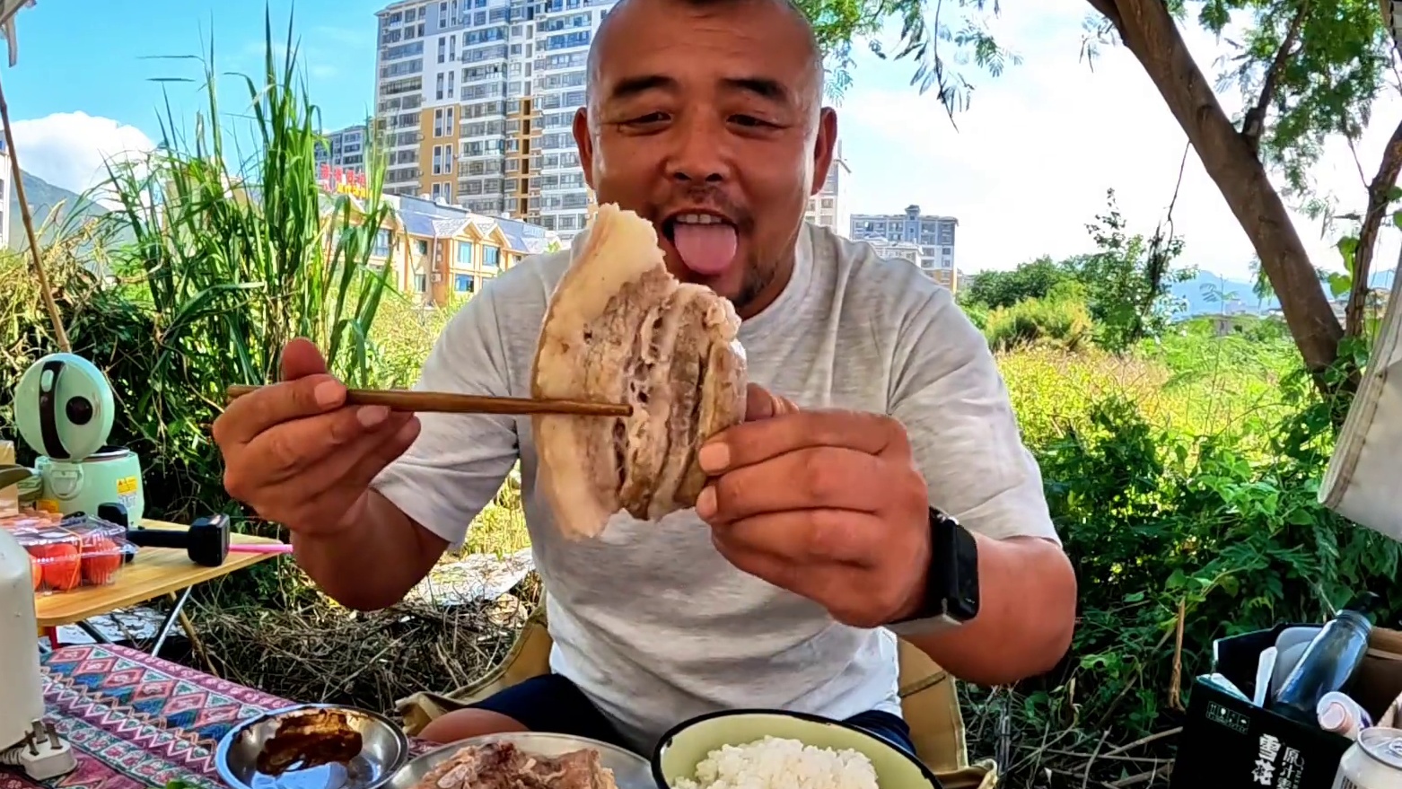 沙师弟吃肥肉，就吃大块的配上10多个辣椒，太绝了#户外露营 #露营美食