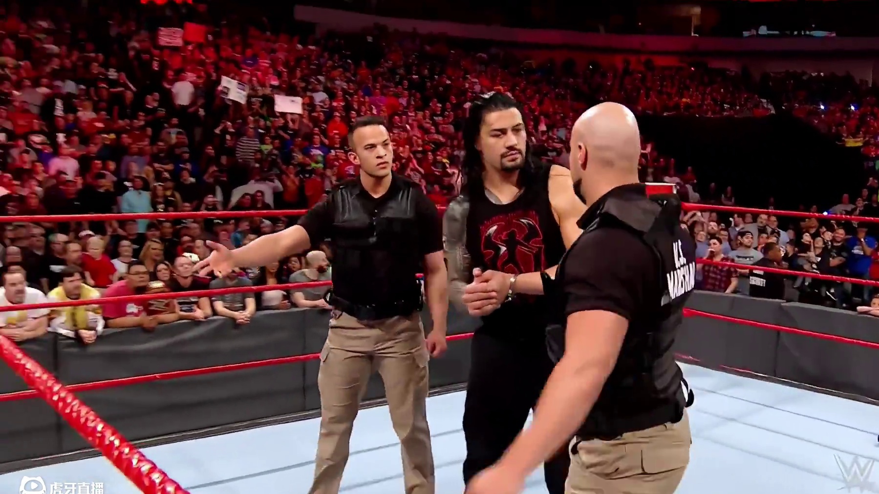 罗门伦斯失控对保安动手，猛兽布洛克等到机会出面 #wwe #摔角 #布洛克莱斯纳 #罗门伦斯