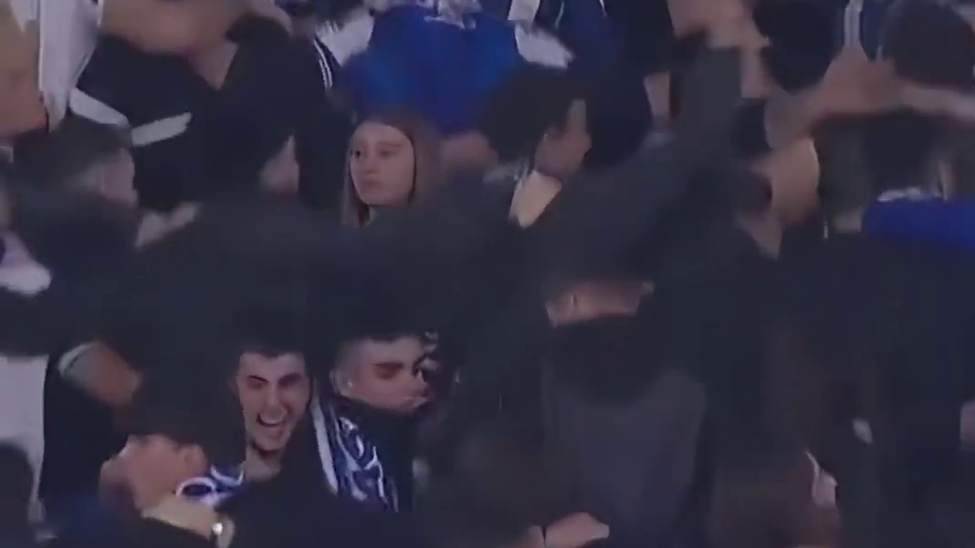 心疼这位巴塞罗那女球迷，被皇家社会球迷“包围”庆祝