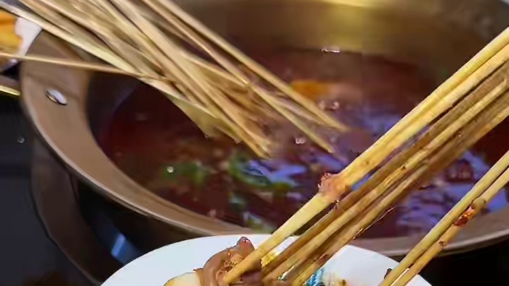 趁这波活动赶紧团！#马路边边 #串串香 #入冬的第一顿火锅 #火锅串串 #川味串串香店铺推荐