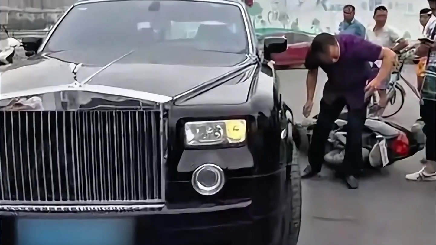 劳斯莱斯撞摩托车，结局万万没想到#劳斯莱斯 #道奇战斧