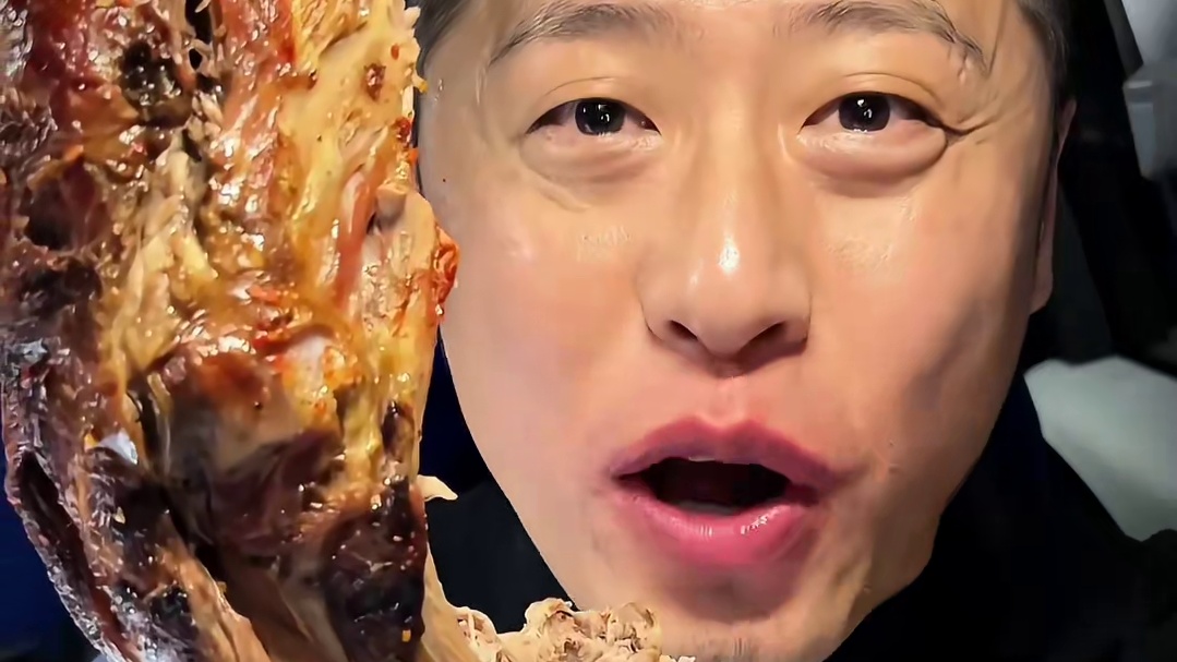 深夜烤羊腿快乐水嘎嘎香 #烤羊腿 #深夜放毒 #大口吃肉的感觉真好 #妈呀太香了