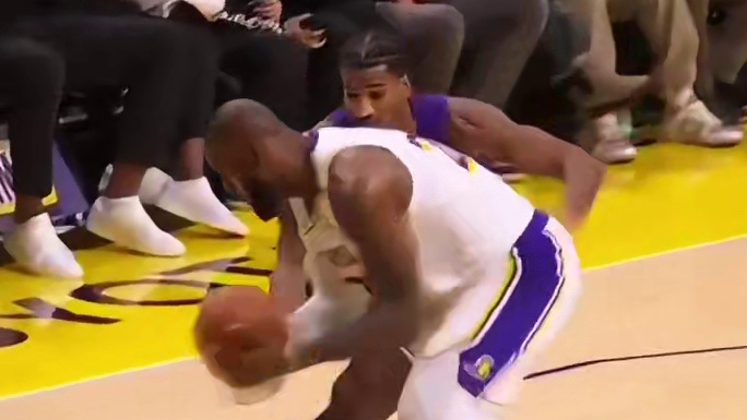 詹姆斯险些出界，竟然用球砸对手头部避开失误