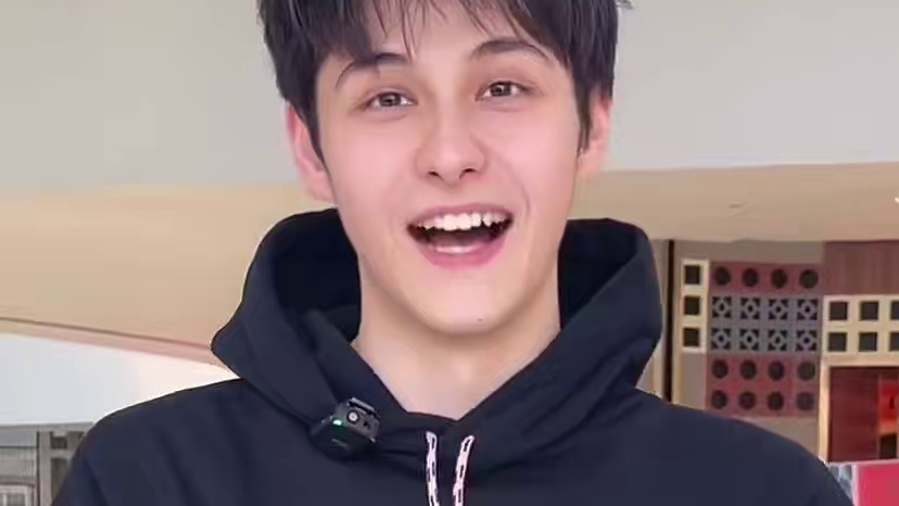 街访00后188中德混血男大学生，很正很绅士！直接爱了！