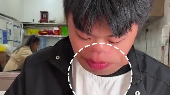 10分钟吃完一份爆辣曹氏鸭脖，奖励1000， 你敢挑战吗#曹氏鸭脖 #爆辣挑战 #曹氏变态辣 #曹氏