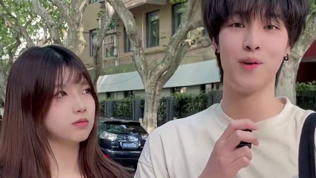 街访00后考场邂逅的高颜值情侣，人家大二就互相见过家长了！泰酷辣！