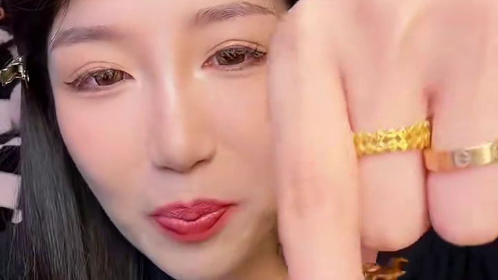 不带甜口就是香辣的 能吃辣的选魔鬼辣吧 可上头了！哈哈哈哈吃到停不下来 #嘎嘎解馋 #魔芋干 #魔芋