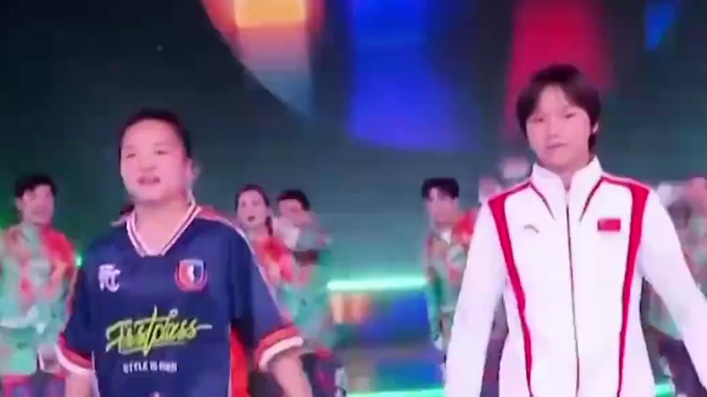 那么难的世界冠军都轻松拿下来，小小跳舞，拿捏。运动员的身体柔韧性，可不是一般人能比的。