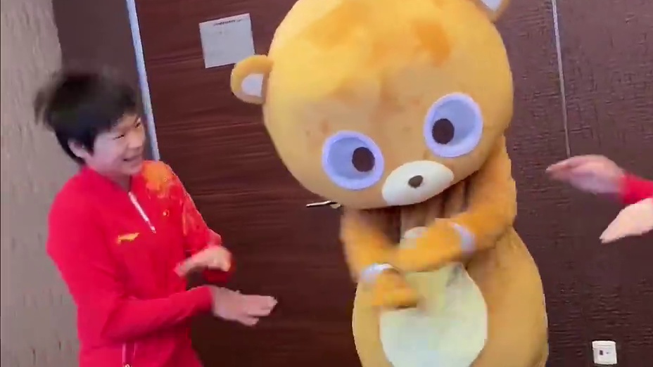 今天，全红婵在上海参加活动时水灵灵地跳起了爆火的APT，不得不说全红婵是有点舞蹈天赋在身上的，世界冠