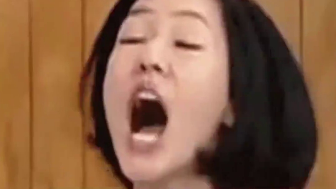 轿车：捏到我算你捏到软柿子了
 #交通#搞笑#挖掘机#万万想不到