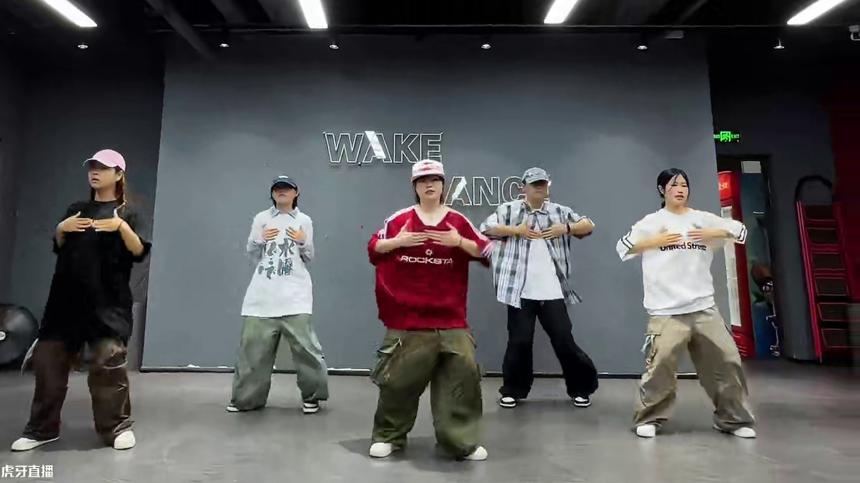 我才发现跳成原版速度了~也甜哈哈~心跳没加速呢！ #活力舞蹈 #by2凑热闹 #凑热闹超甜舞蹈挑战 