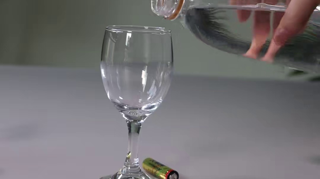 给孩子科普百遍，不如亲自动手实验一遍。让孩子玩虚拟的手机游戏，不如在动手实验中感受各种真实的物理化学