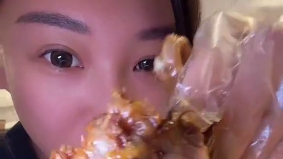 乌鲁木齐霸道猪蹄子来了 团购的时候惊呆我了，真的好吃！软糯Q弹处理的干干净净的猪蹄子，真香#小蓉合 