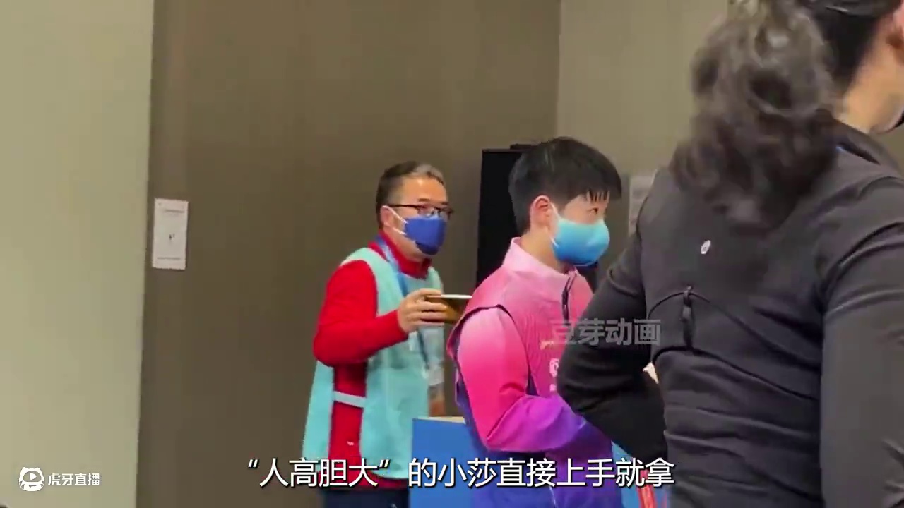 果然没有人能抵挡得住国宝的诱惑！“社交悍匪”莎莎在大庭广众下直接顺走两只熊猫#孙颖莎 #国乒 #王楚