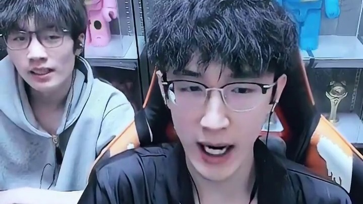 蔡哥又看着时装吟诗了？ 