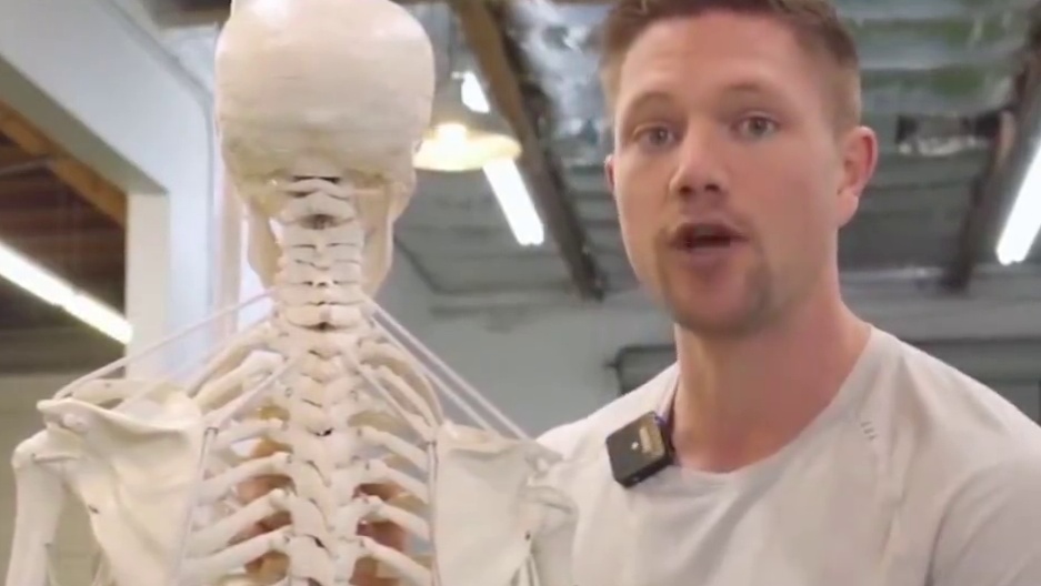 如果你总是需要“咔嚓”一下背部才能缓解紧张和僵硬，那么可以尝试一下以下方法。虽然“咔嚓”确实让人感觉