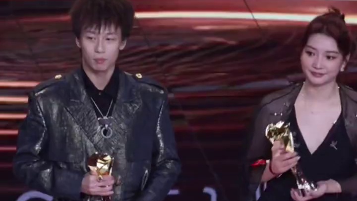 陈梦获得竞燃之夜年度杰出运动员奖，林高远也上台领奖啦，开心下场