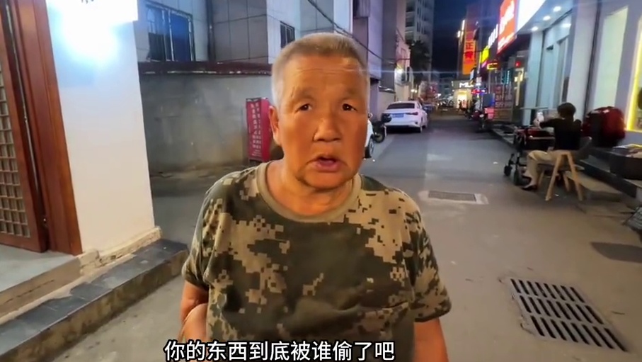 流浪大姐住在街头，行李都被人偷光，连被子也不见了 #生活纪实 #他这状态谁懂啊 #看土味视频品百味人