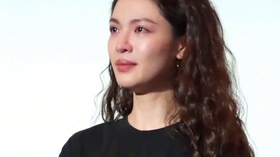 #钟楚曦好东西首映礼感动落泪 #电影好东西厦门首映礼 当自己饰演的角色被夸时，#钟楚曦 忍不住落泪了