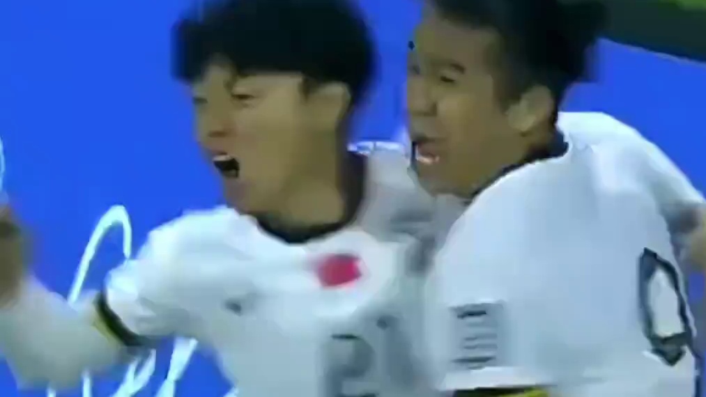 张玉宁进球了，国足1比0战胜巴林！张玉宁拼到被抬下场，太硬了！#看见音乐计划#配乐有奖