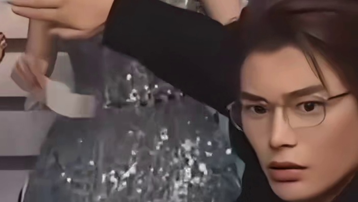 丁禹兮一脸警惕防姐姐走光