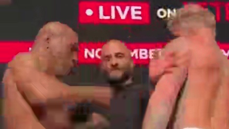 泰森为何称重仪式怒而出拳？这个视频似乎揭示了原因，被爬冲过来的杰克-保罗踩了脚？