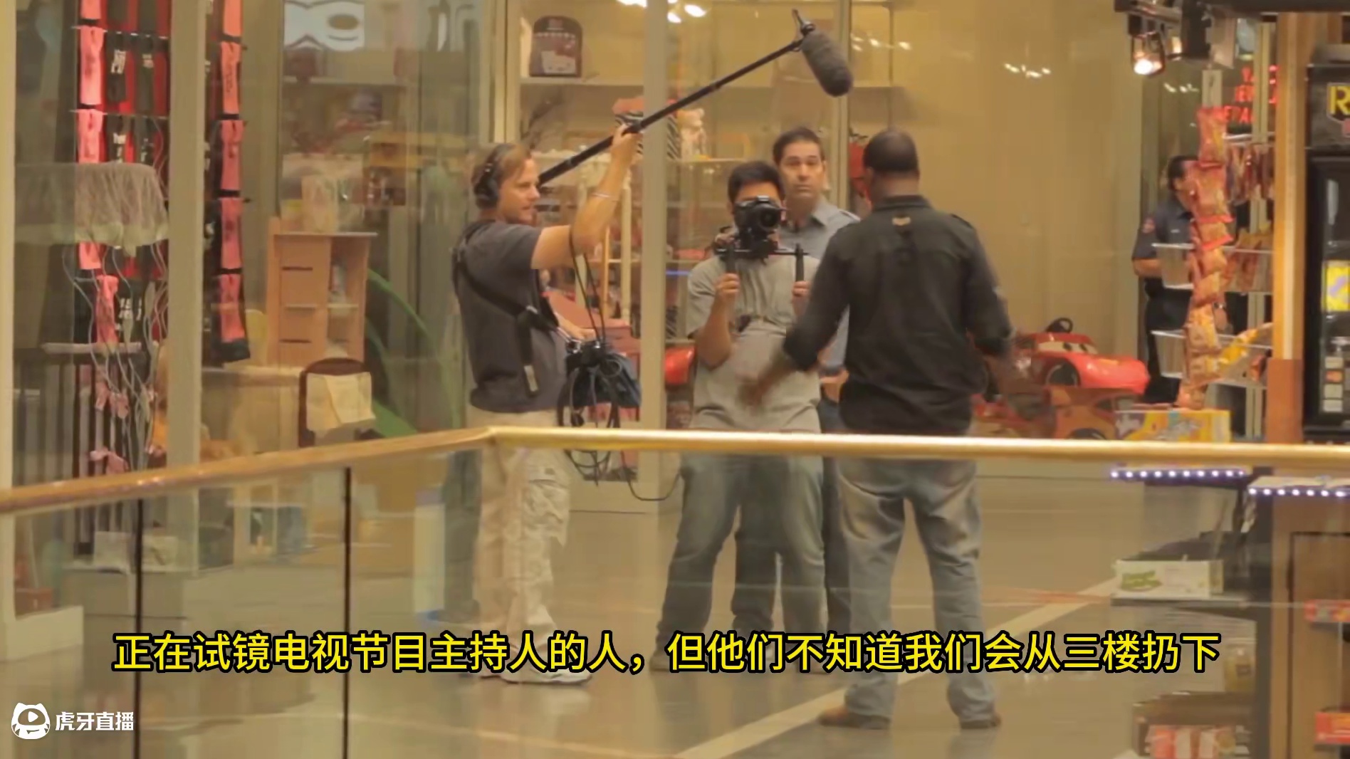 假人三楼坠落实验，路人会有什么反应？