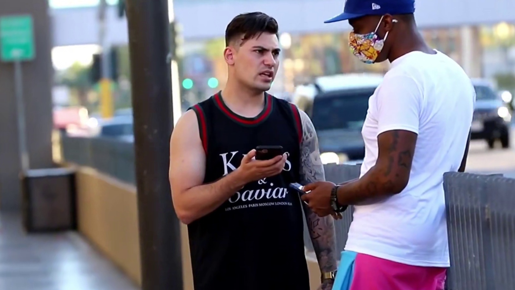 凶狠哥借路人手机交易白吩，差点被干翻