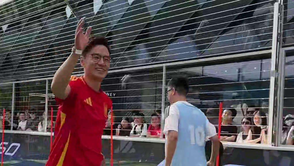 看到张玉宁绝杀，不得不拿出这双他签名的球鞋欣赏一下了 #国足世预赛 #张玉宁