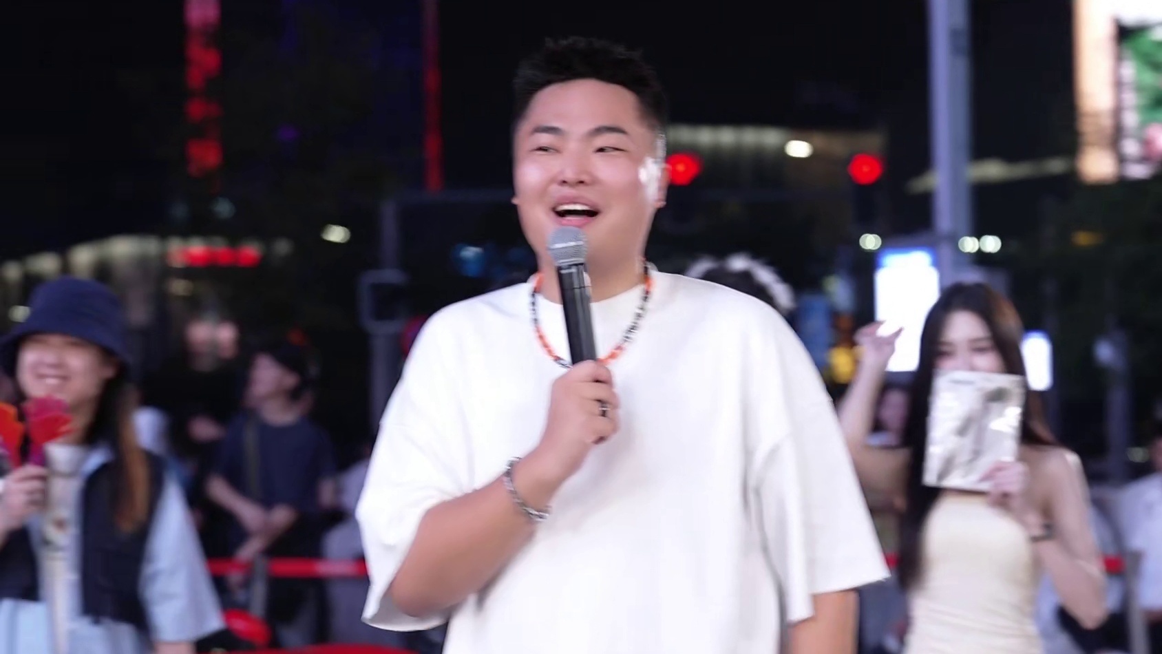 街头风暴公主抱大PK，路人大哥踊跃报名！1