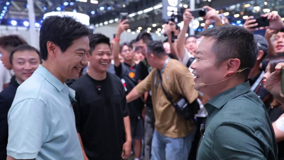 汽车大佬现身同一展台，这次广州车展尤为热闹！#雷军何小鹏苏炳添同框 #雷军体验小鹏新车频频点赞#雷军