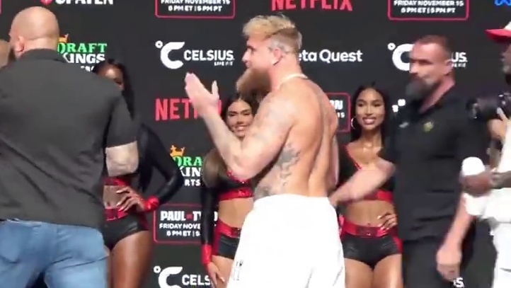 巅峰对决明日开打，拳王泰森掌掴杰克保罗引骚乱！ 拳王泰森VS杰克保罗#拳击 #格斗时刻 #不服就干 