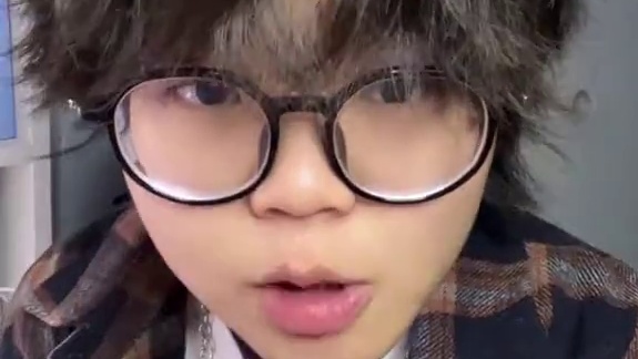 疯女人的老公手里举着一块盾，盾上写着“我是理工男”#girlstalk #日常唠嗑 #麦琳 #再见爱