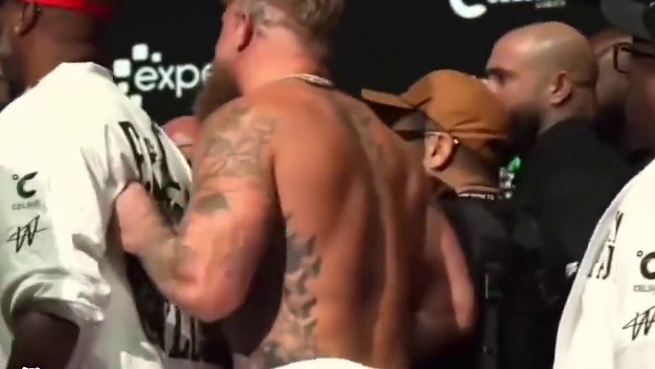 太爆炸了泰森太帅了！！！ 60了这块头这气势！#拳击 #泰森vs保罗 #郑州拳馆推荐 #郑州东区拳馆