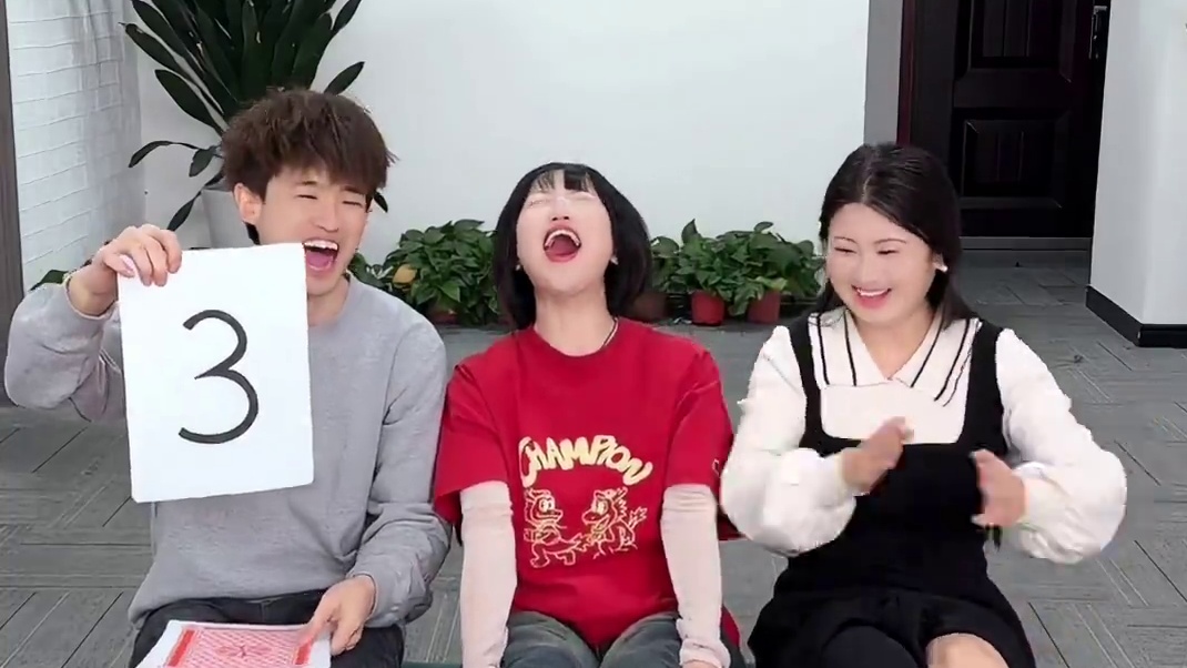 抽牌弹皮筋，哈哈有意思 #真会玩系列 #意想不到的结局 #办公室游戏 #办公室日常