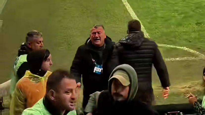 K77主动跑过去给粉丝送球衣，人品真好