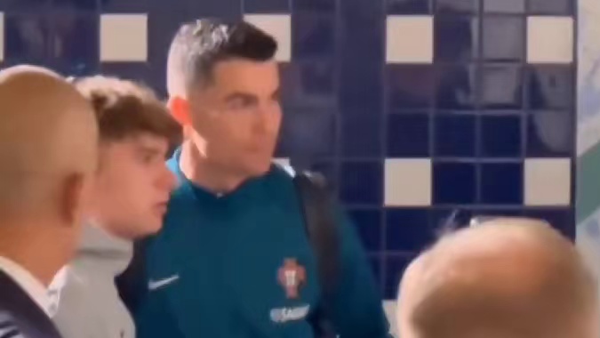 赛后泽林斯基与扎莱夫斯基在葡萄牙大巴旁等待与C罗合影！