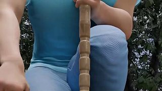 兩根棍子摩擦竟能引出地下的蚯蚓