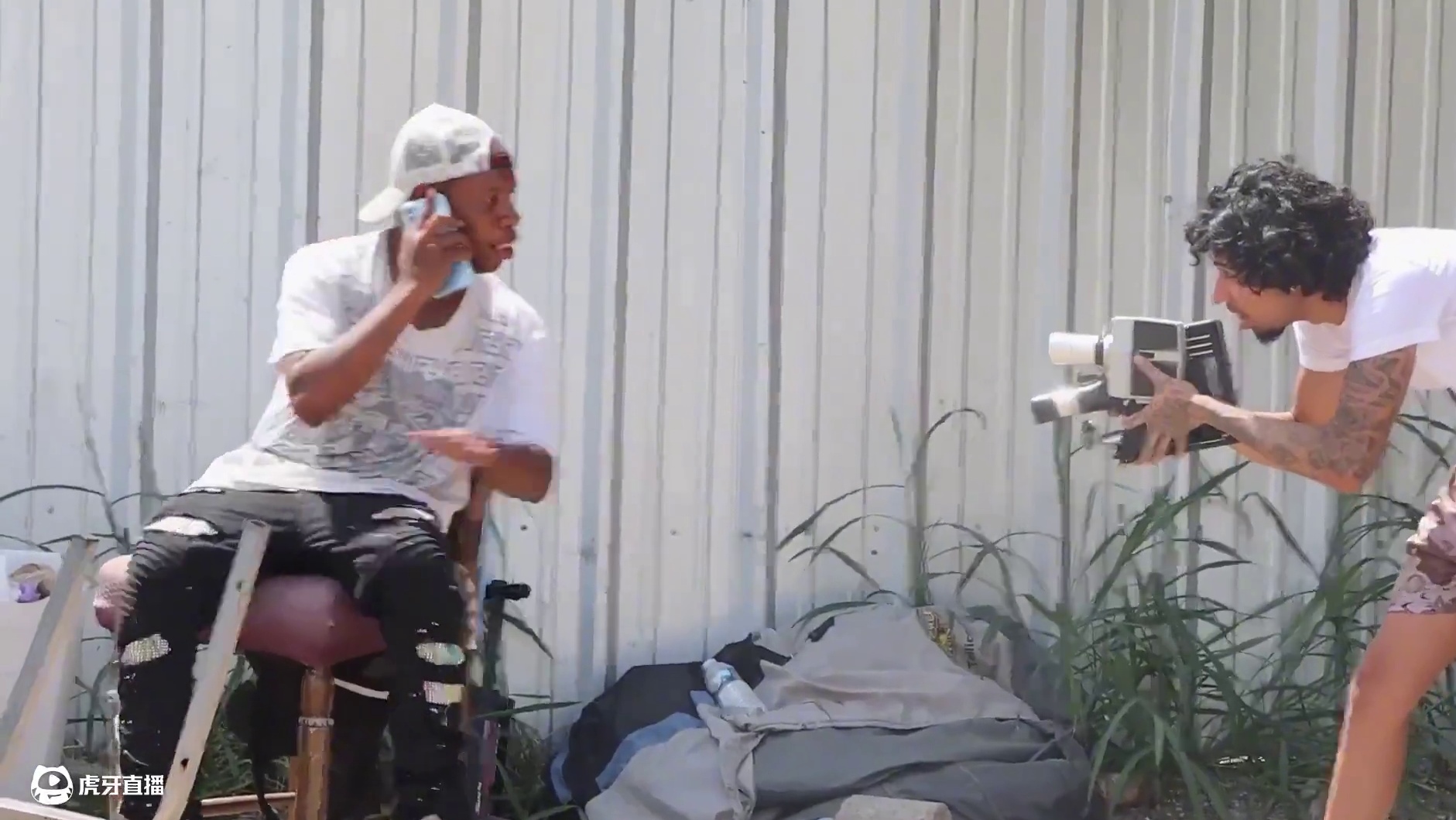 小伙街头乱拍照，路人能忍吗？