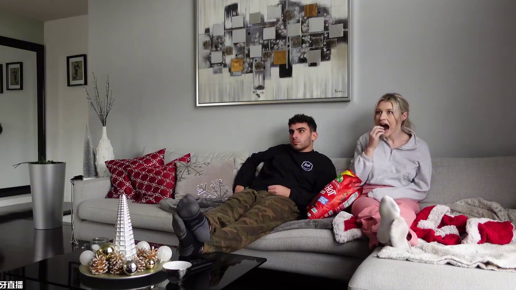 恶搞女友，薯片里混进一片爆辣薯片，假如换做你会怎样？