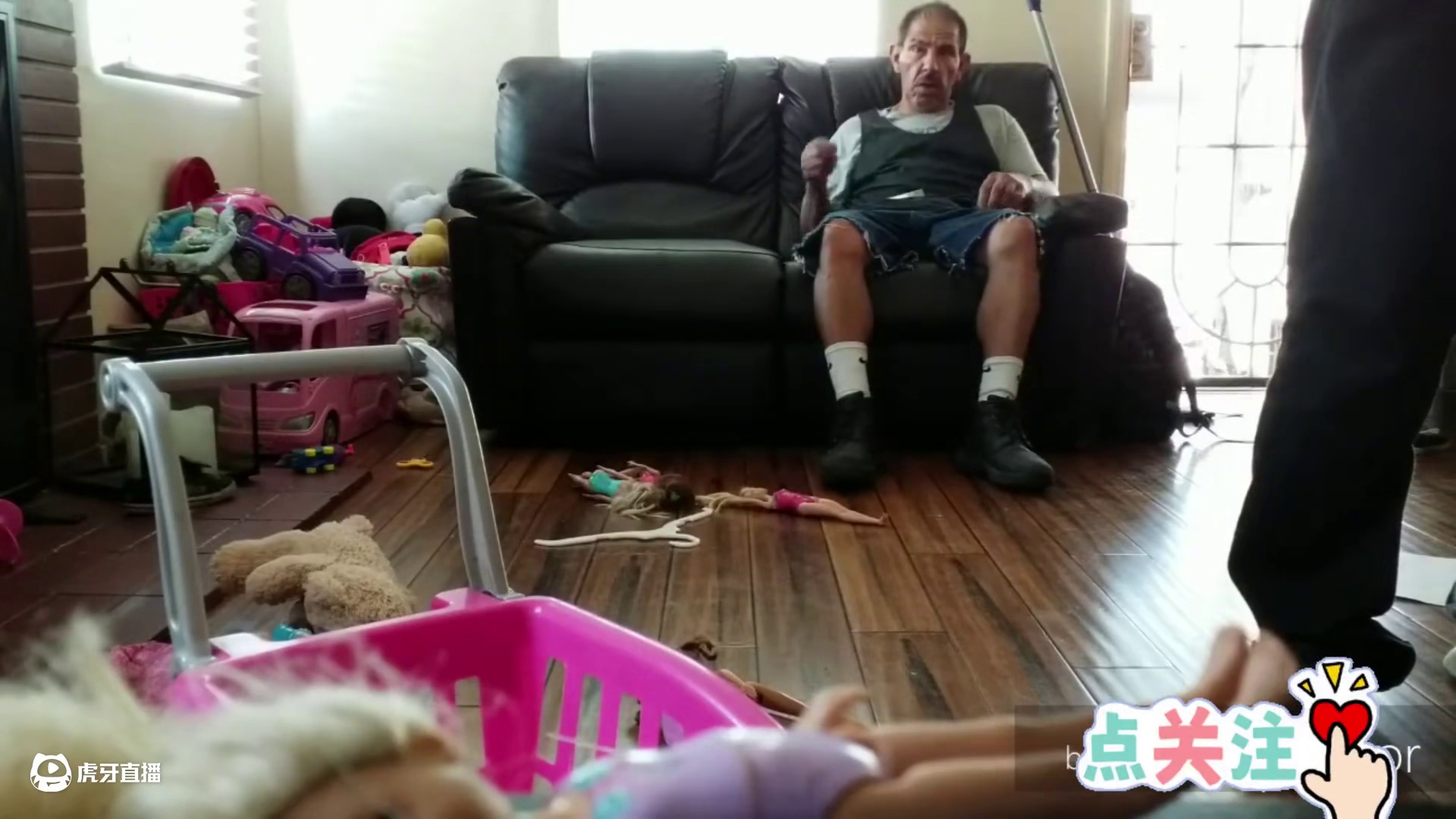 恶搞有核攻击，老男人吓到流泪