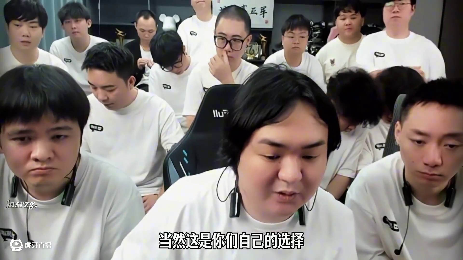 #陈伯全能王 #qq飞车 陈伯首次回应没出现在直播间的其它人员情况以及表示会带着现在身后的这帮兄弟一