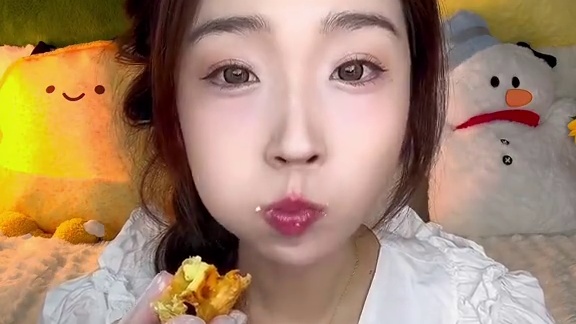 咔滋脆吃上啦！奶黄派也吃上啦！#快吃吧大馋丫头 #汉堡炸鸡 #蛋挞