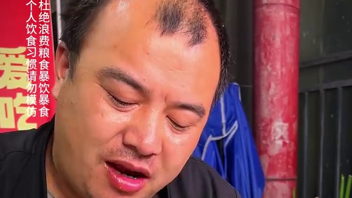 大哥来挑战吃面还要给自己放歌听，这一斤吃得不慌不忙心态是真好！#美食 #挑战 #吃面