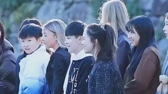 福冈大合照，莎宝两次看向男队那边，太可爱了，大头化身社交达人和对手聊天，两小只福冈加油。#看见音乐计